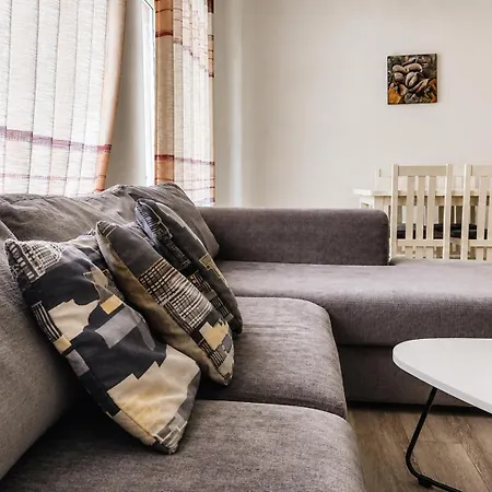Bright & Peaceful 2-bedroom Near Zoo And The Park Tirana