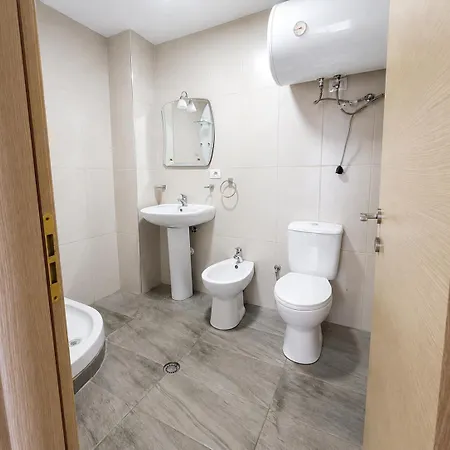 Bright & Peaceful 2-bedroom Near Zoo And The Park Appartement Tirana