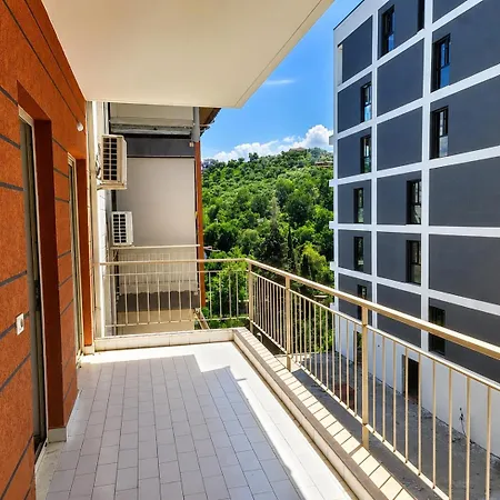 Appartement Bright & Peaceful 2-bedroom Near Zoo And The Park Tirana