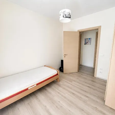 Bright & Peaceful 2-bedroom Near Zoo And The Park Appartement Tirana