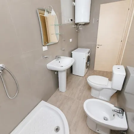 Appartement Bright & Peaceful 2-bedroom Near Zoo And The Park Tirana